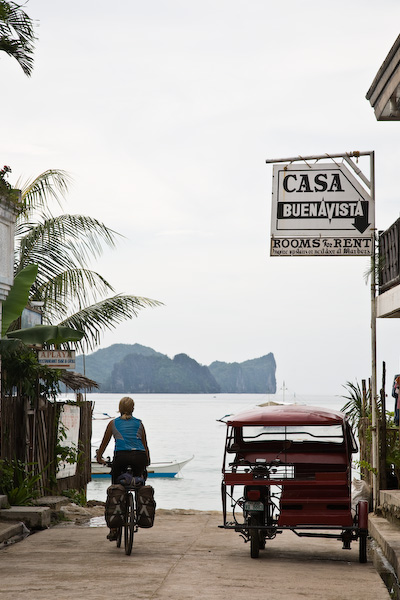 The end of the road. With 920km under our tyres we reached the end of the cycling leg of our trip at El Nido, a small resort town amid a stunning limestone karst landscape. We stayed here for 4 nights, exploring the archipelago by boat and spending hours snorkelling and checking out the local restaurants.